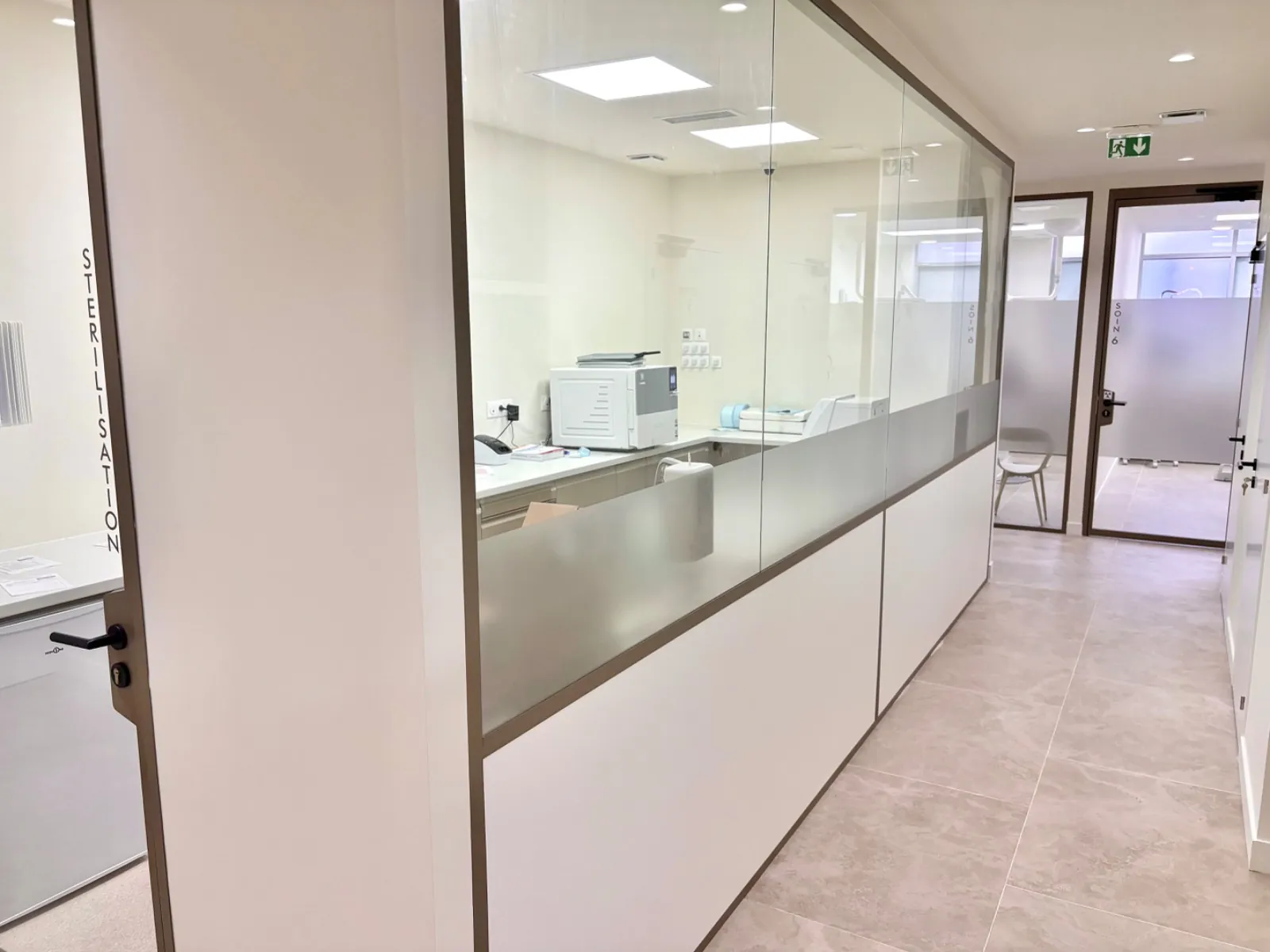 Salle de stérilisation, équipements visibles depuis le couloir